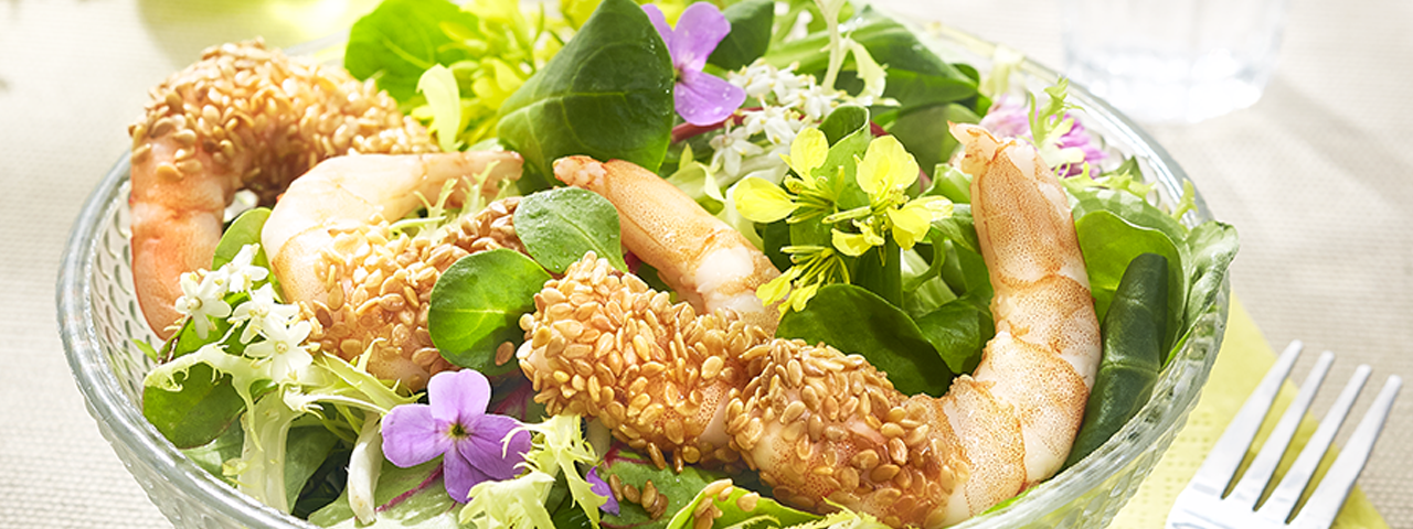 Salad of shrimps with sesame crust