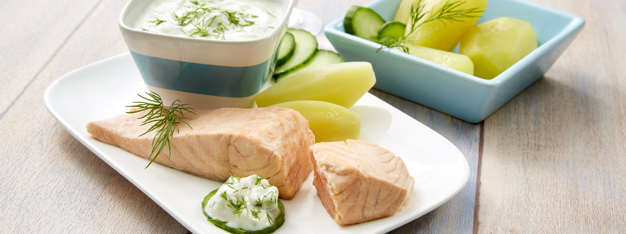 Grilled salmon with potatoes and white cheese