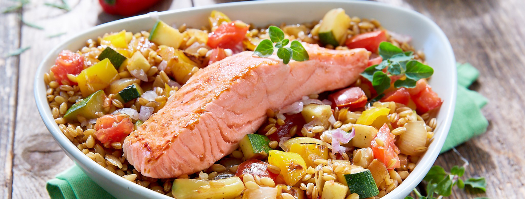 Marinated salmon sautéed with vegetables, sided with spelt