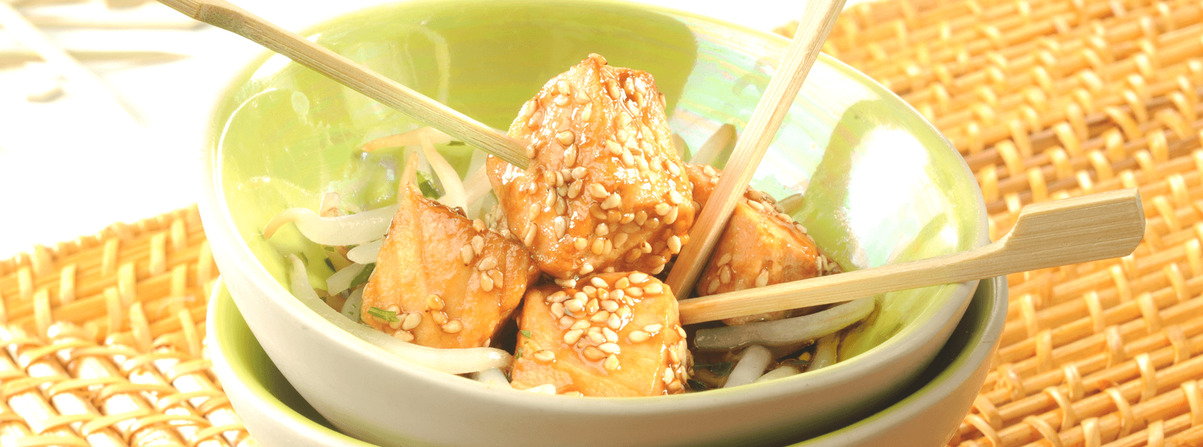 Salmon dices caramelized with sesame